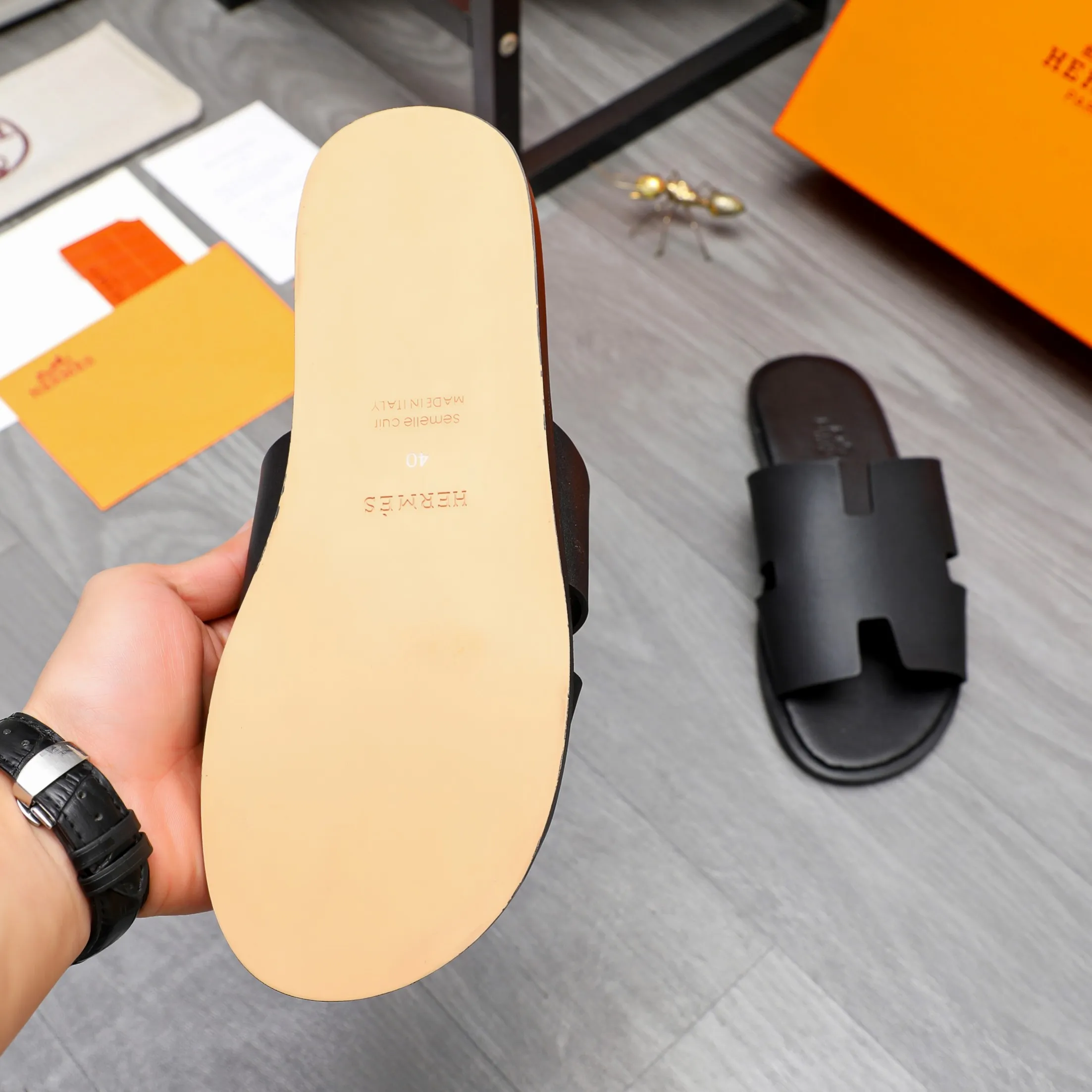 Men's shoes 💰280 Product trademark: Hermes "Hermes" slippers Regular size: 38-46 Product material: High-quality cowhide upper, microfiber lining, original outsole